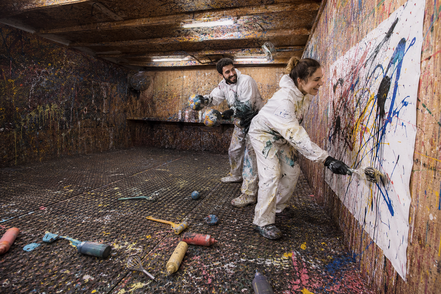 Couple peignant une grande toile lors d’un Action-Painting-Date à Berlin